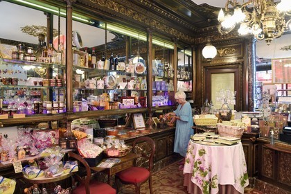 France, Allier (03), Vichy, Valérie Diot artisan chocolatier confiseur dans sa boutique Aux Marocains de style Napoléon III