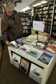 Royaume-Uni, Irlande du Nord, Belfast, librairie Waterstone dans Fountain street, linéaire dédié aux livres sur le Titanic