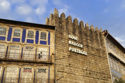 Portugal, région du Minho, Guimaraes, ville classée Patrimoine Mondial de l' UNESCO, une des tours de l'ancien rempart de la ville sur la place Largo do Toural où est écrit Ici Est Nait Le Portugal