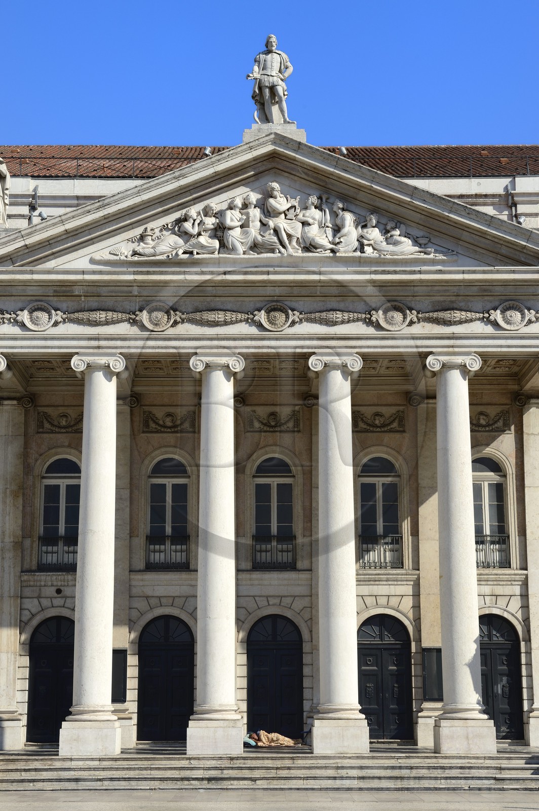 Portugal, Lisbonne, quartier de Baixa pombalin, le Théâtre national (Teatro Nacional Dona Maria II) sur la place Dom Pedro IV (Rossio), SDF entre les colonnes