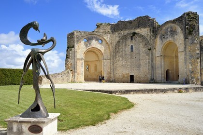 France, Charente-Maritime (17), l'ancien prieuré Saint-Jean-l'Evangéliste de Trizay appelé abbaye de Trizay abrite un centre d'art contemporain, La Source sculpture de Georges Charpentier et les ruines de l'église