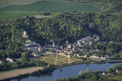France, Val-d'Oise (95), parc naturel du Vexin français, la Roche-Guyon, labellisé Les Plus Beaux Villages de France, le château et la Seine (vue aérienne)