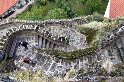 France, Haute-Loire (43), Aiguilhe, commune limitrophe du Puy-en-Velay, étape classée Patrimoine Mondial de l'UNESCO dans le cadre des chemins de Compostelle, escalier d'accès à la Chapelle Saint-Michel d'Aiguilhe de 268 marches