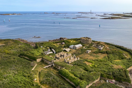 France, Finistère (29), Pays des Abers, estuaire de l'Aber Wrac'h, fort construit par Vauban début XVIIIème siècle sur l'Ile Cèzon, le phare de l'Ile Vierge en arrière plan (vue aérienne)