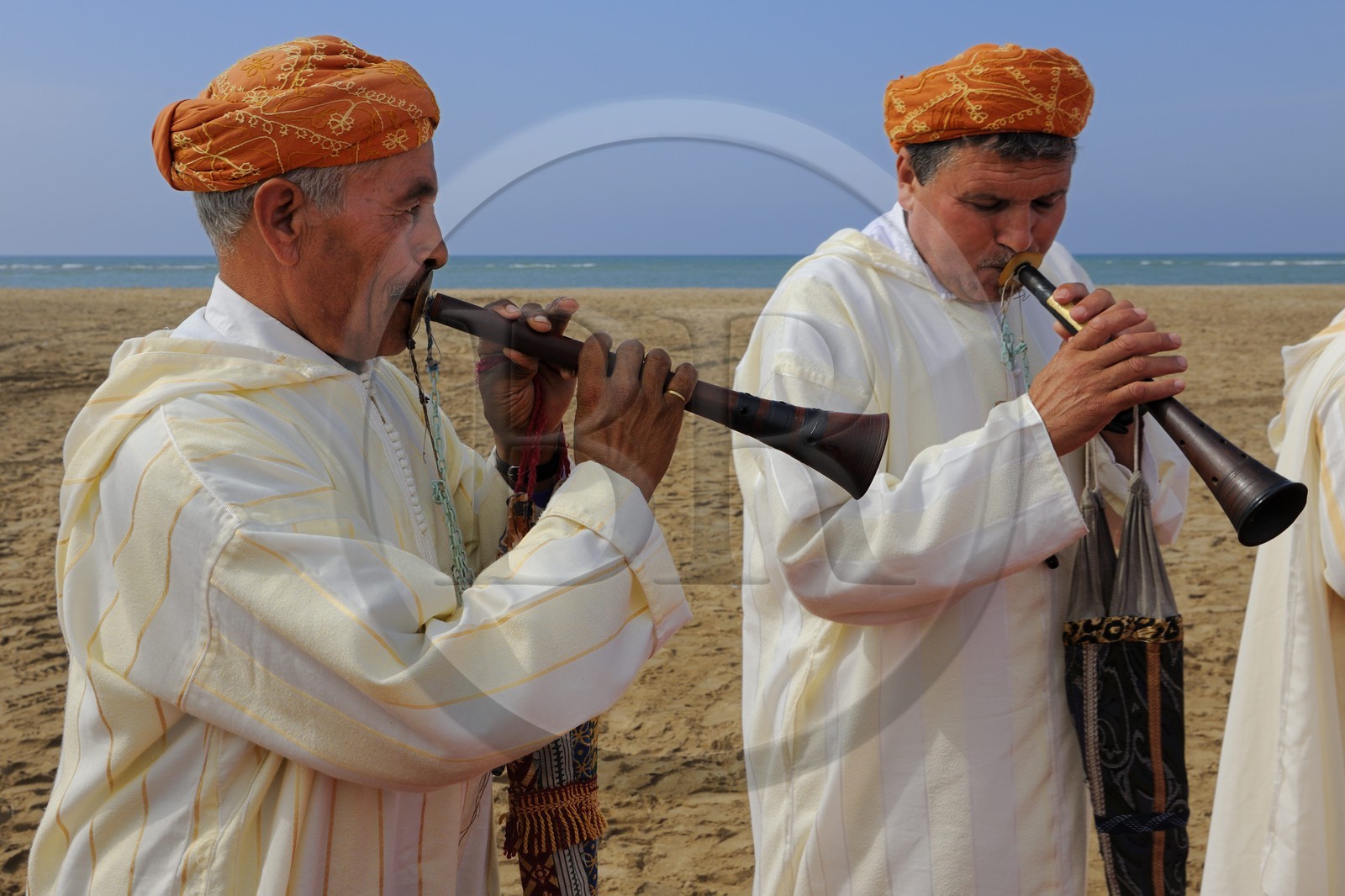 Maroc, région de l'Oriental, danse et musique traditionnelle la Reggada sur une plage