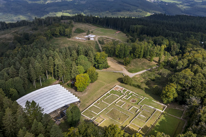 France, Saône-et-Loire (71), parc naturel régional du Morvan, Saint-Léger-sous-Beuvray, oppidum de Bibracte, capitale du peuple celte des Éduens, site archéologique sur le mont Beuvray, ruines et champ de fouille de la Grande Domus du Parc aux Chevaux datant du Ier siècle avant notre ère (vue aérienne)