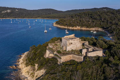 France, Var (83), Iles d'Hyères, parc national de Port Cros, Ile de Porquerolles, le Fort de l'Alycastre avec un mur d'enceinte extérieur en étoile (vue aérienne)