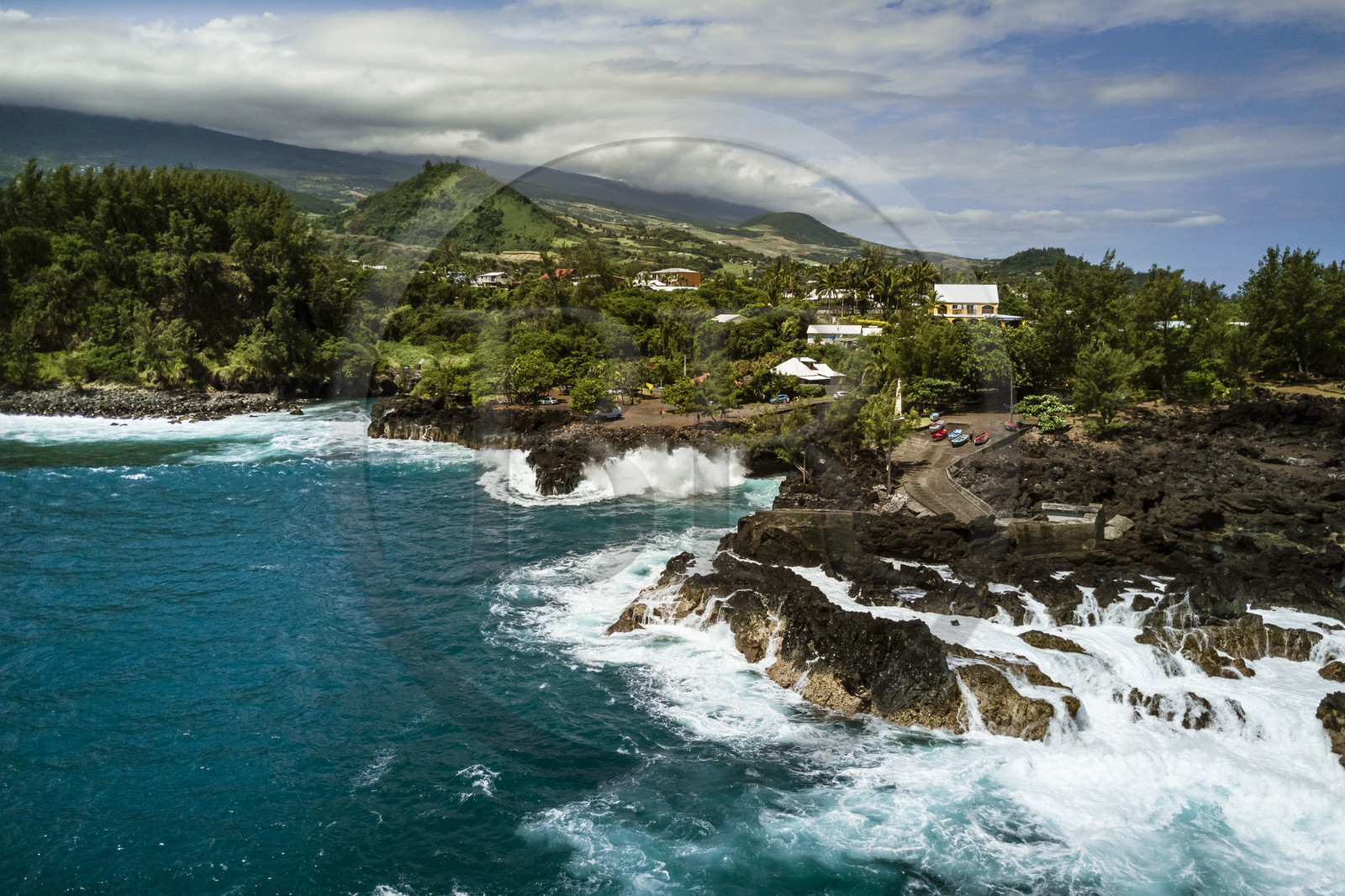France, Ile de la Reunion, Saint-Joseph, le petit port de la Marine de Langevin dans un couloir naturel de roche basaltique issue d'une ancienne coulée de lave qui a permis l'installation d'un débarcadère (vue aérienne)