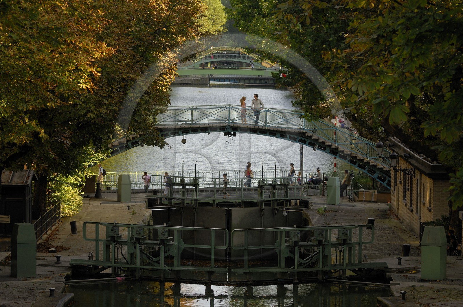 France, Paris (75), canal Saint-Martin, couple d'amoureux sur le pont de l'écluse de la rue de Lancry