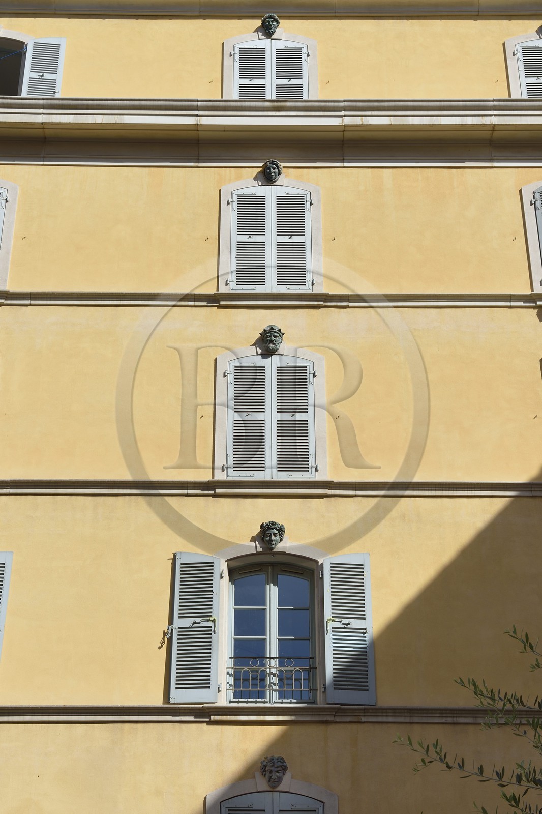 France, Var (83), Toulon, batiment actuel construit a l'emplacement de la Maison des têtes avec inclusion de certaines clefs de voutes