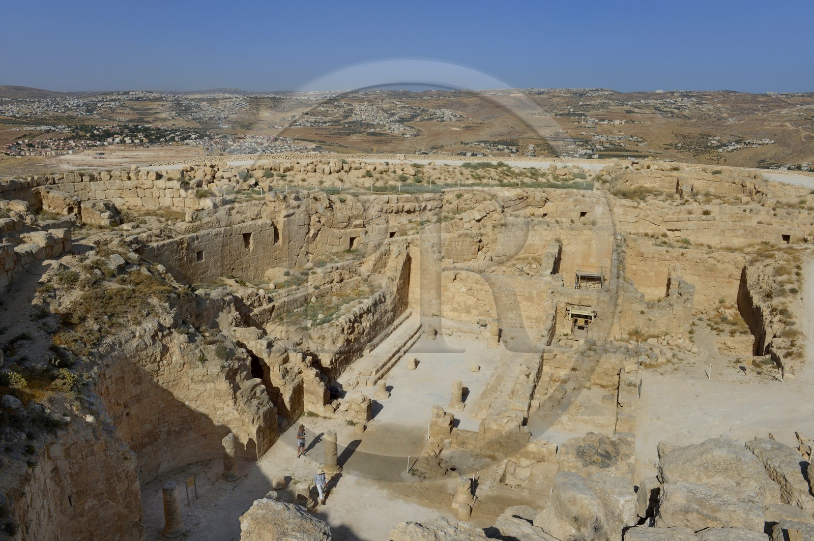 Israel, Cisjordanie, l'Hérodion, colline artificiellement exhaussée qui abrite les ruines d'un palais fortifié construit par le roi Hérode Ier le Grand (site classé Parc National), l'intérieur du cratère