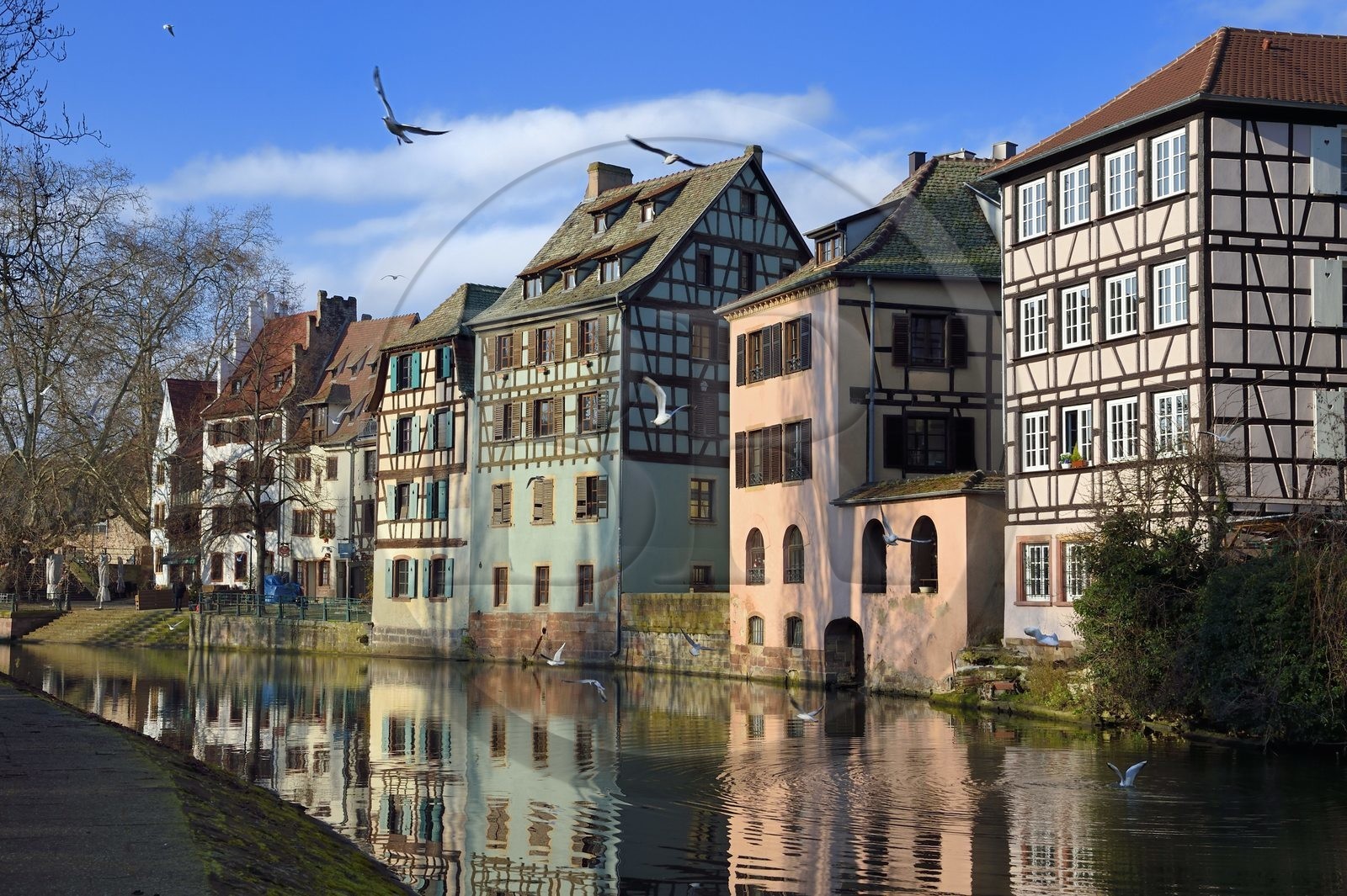 France, Bas-Rhin (67), Strasbourg, vieille ville classée au Patrimoine Mondial de l'UNESCO, quartier de la Petite France, quai de la Petite France le long d'un des bras de la rivière l'Ill