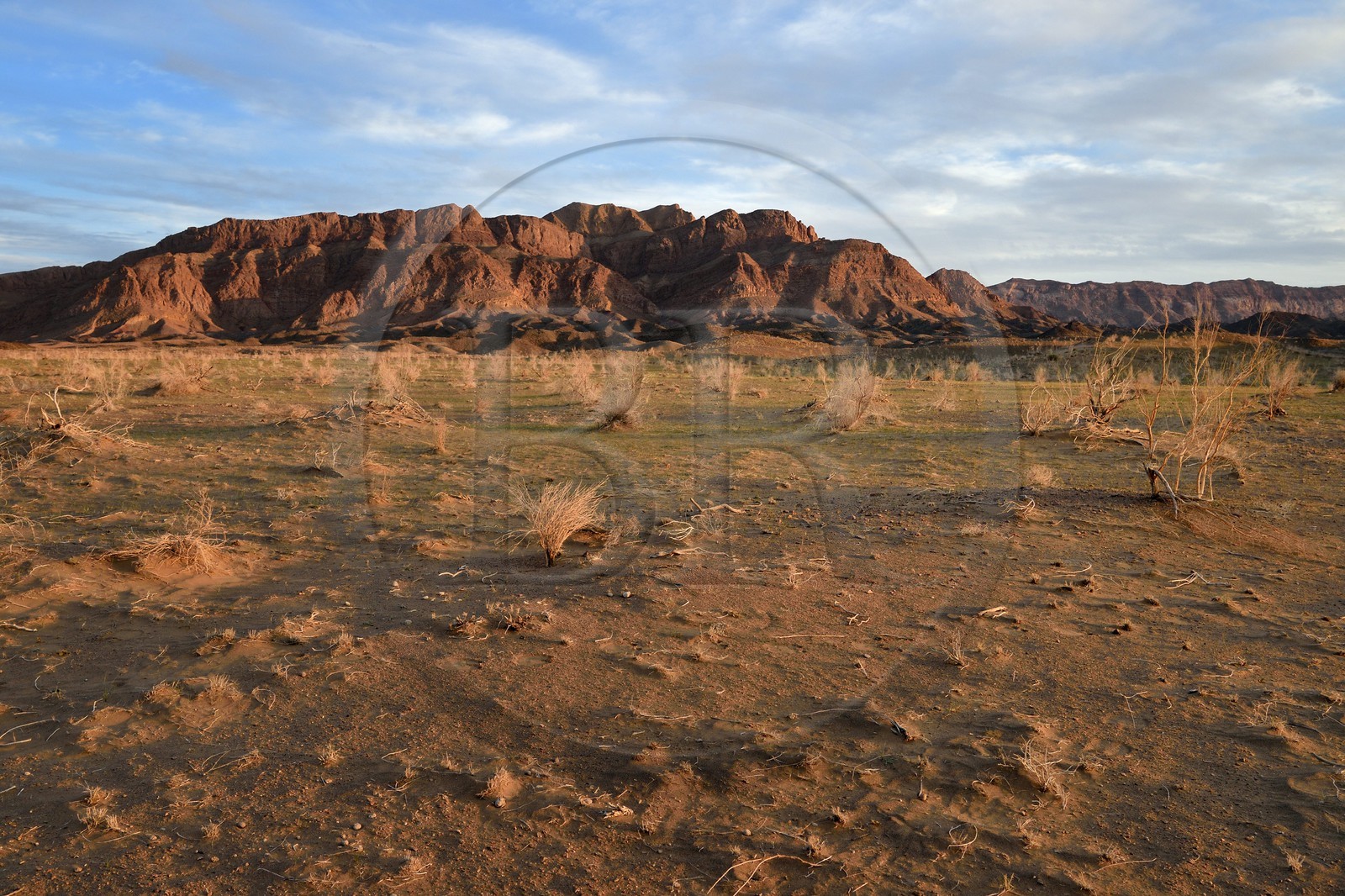 Iran, Province d'Ispahan, désert du Dasht-e Kavir, Mesr dans la région de Khur et Biabanak, la chaine de montagne de Dareh bidan au soleil couchant