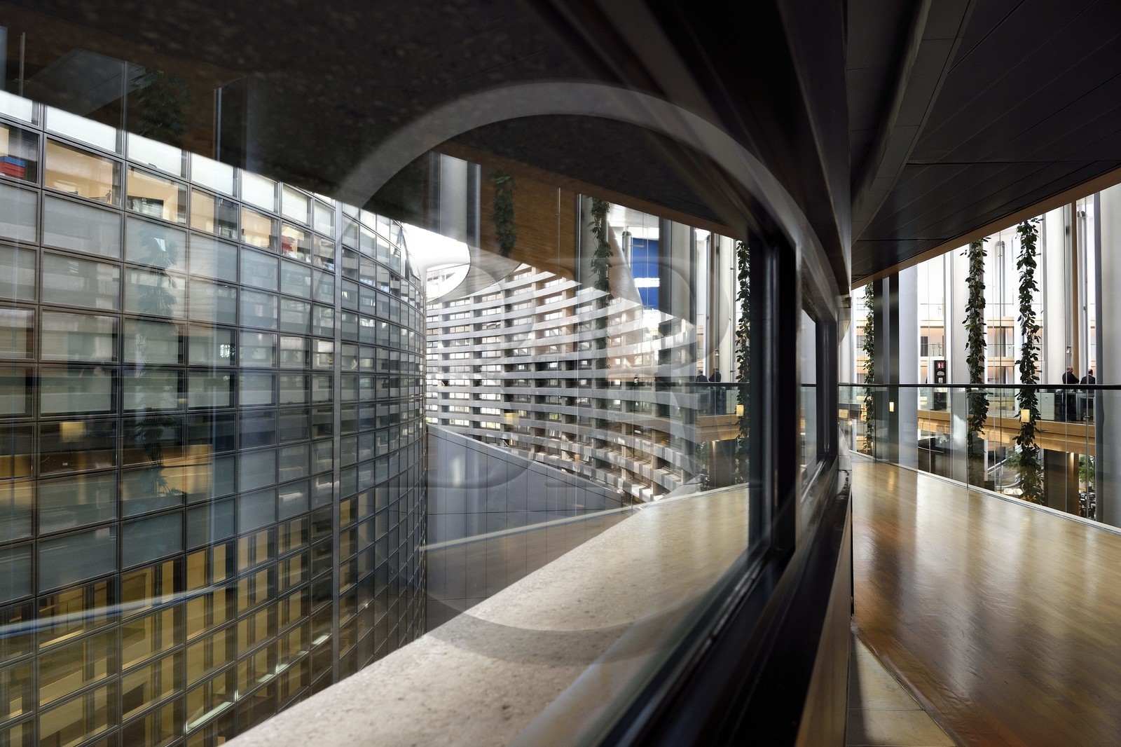 France, Bas-Rhin (67), Strasbourg, quartier européen, le Parlement européen, batiment Louise-Weiss, espace entre la partie comportant l'hémicycle à droite et celui de la cour de l'agora à gauche