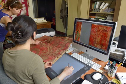 France, Rhône (69), Lyon, quartier de la Croix-Rousse, Manufacture de soieries Prelle, numérisation et mise en forme des modèles anciens pour pouvoir les recréer, ici un tissus du XVIIIème siècle
