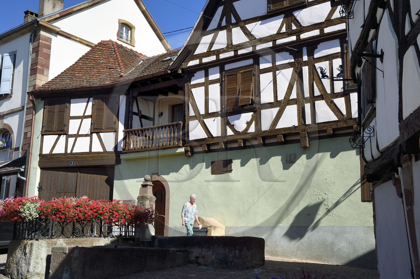 France, Bas-Rhin (67), Route des vins d'Alsace, Westhoffen, maison à pans de bois et fontaine