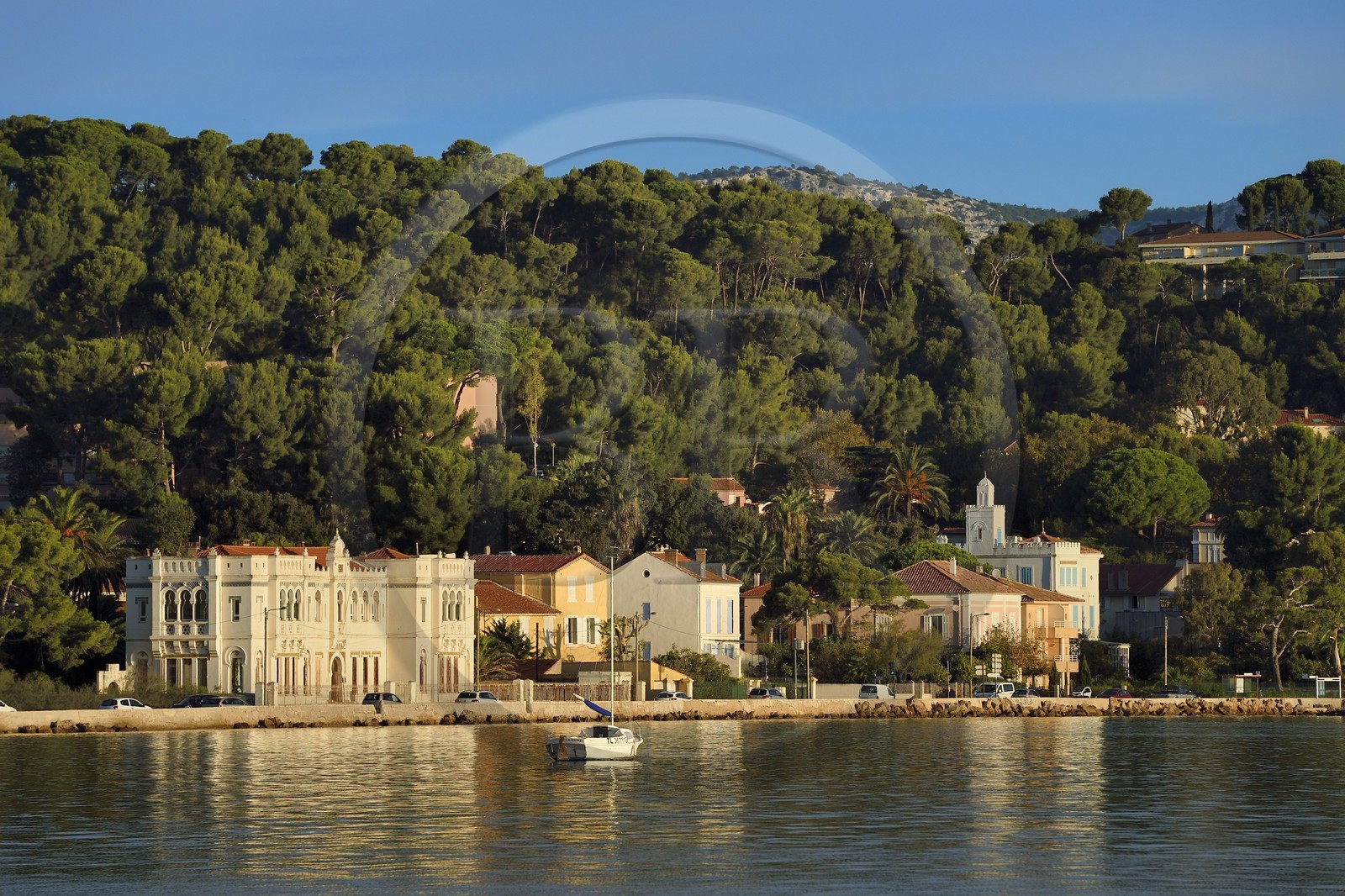 France, Var (83), la rade de Toulon, La Seyne-sur-Mer, quartier de Tamaris, l'institut Michel Pacha (ex institut de biologie marine de l'Université de Lyon) et la villa du Croissant reconnaissable à sa tour-minaret de style orientaliste
