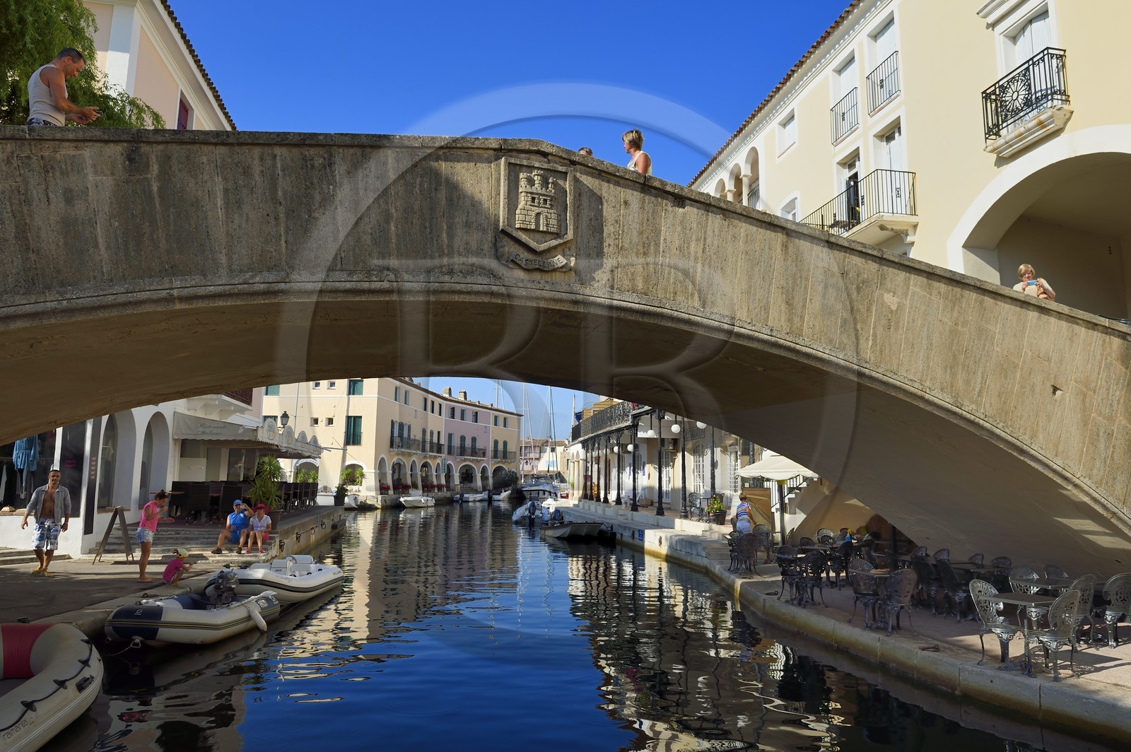 France, Var (83),  golfe de Saint-Tropez, la cité lacustre de Port-Grimaud, zone de commerces