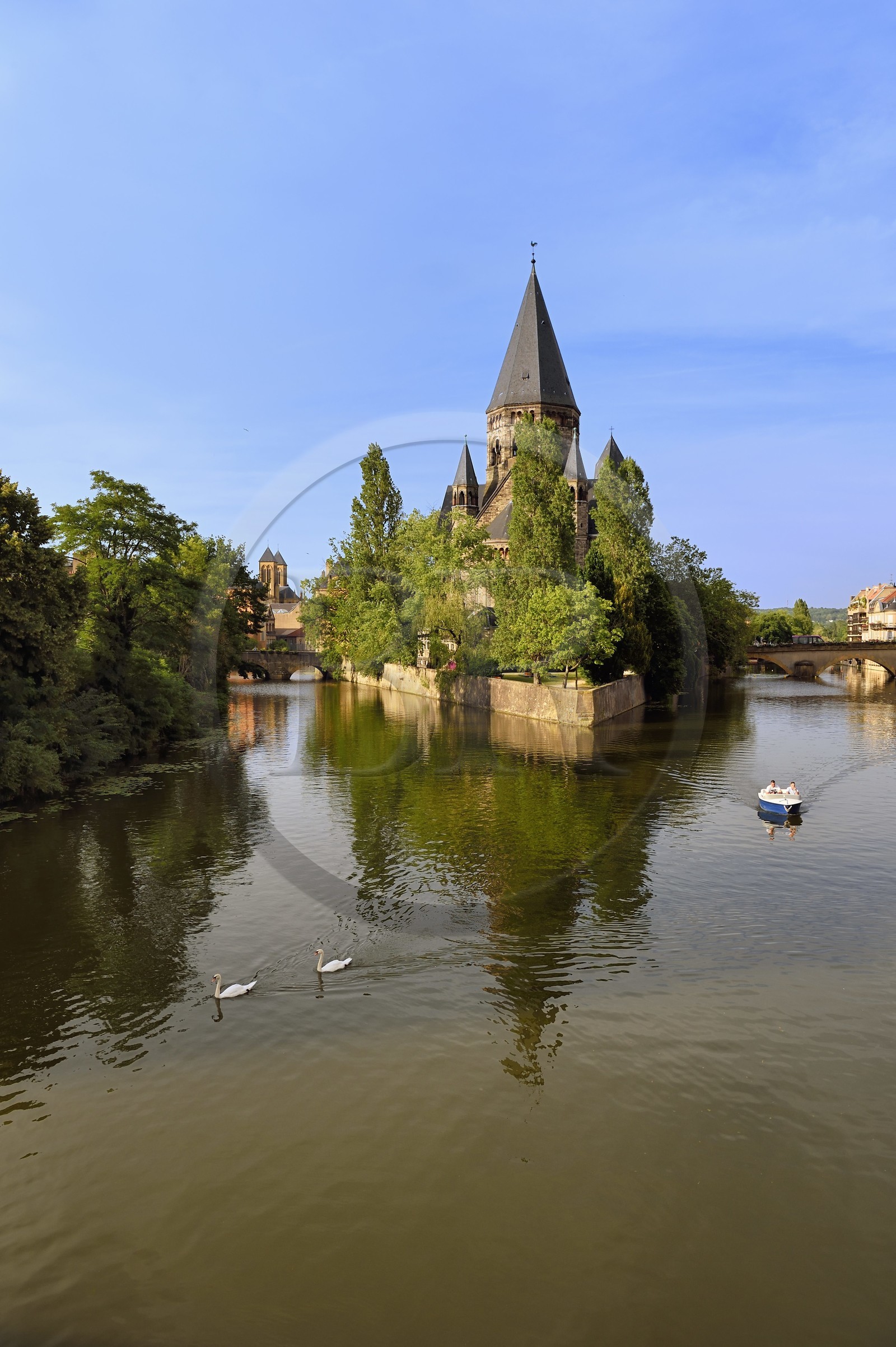 France, Moselle (57), Metz, Ile du Petit-Saulcy, le temple neuf ou église des allemands de culte protestant reformé et les berges de la Moselle canalisée