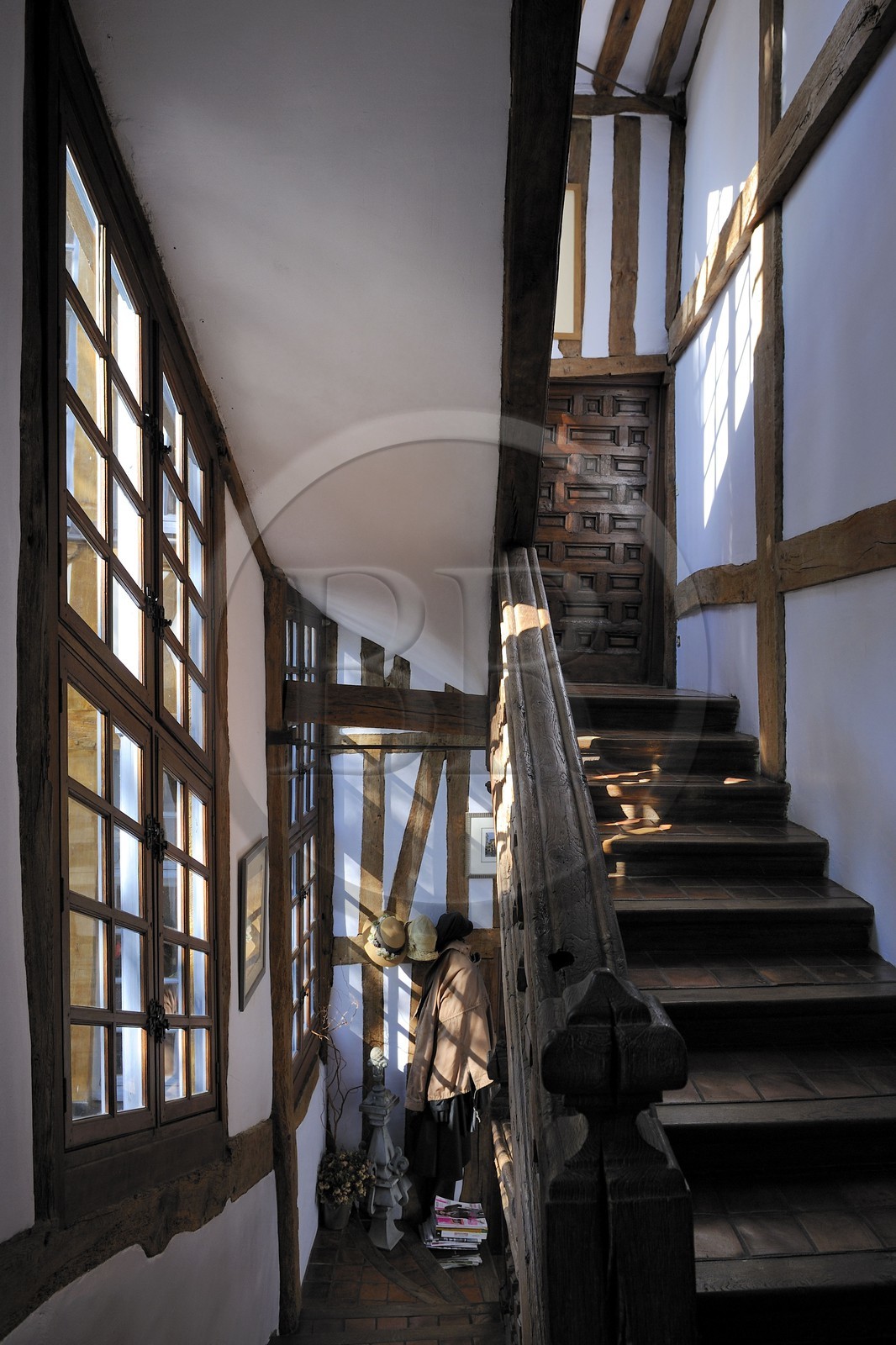 France, Seine-Maritime (76), Rouen, chambres d'hôtes la Maison Qui Penche place Barthélémy dans une ancienne maison à colombages