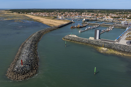 France, Charente-Maritime (17), Ile d'Oléron, port de La Cotinière, bassin à flots aménagé en 2022 au pied de la nouvelle criée (vue aérienne)