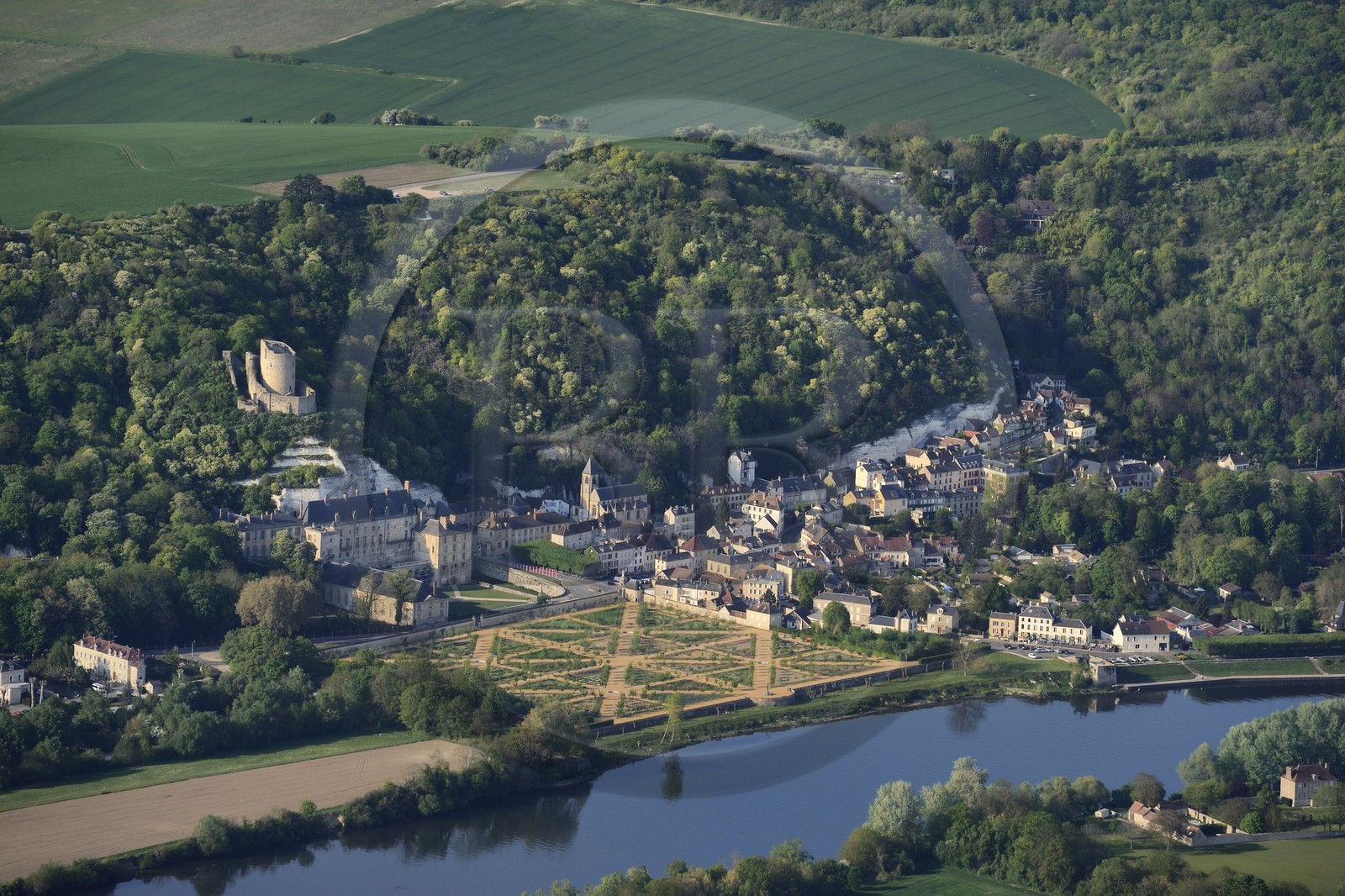 France, Val-d'Oise (95), parc naturel du Vexin français, la Roche-Guyon, labellisé Les Plus Beaux Villages de France, le château et la Seine (vue aérienne)