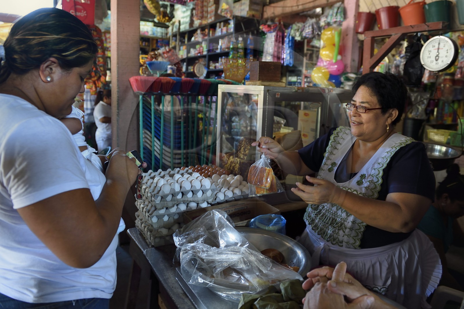 Nicaragua, Leon, marché du quartier de Sutiaba, épicier