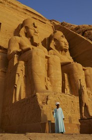 Egypte,  Lac Nasser, Abou Simbel, le gardien devant le Grand Temple de Ramses II