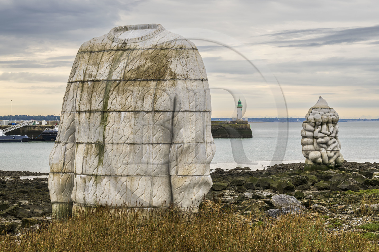 France, Loire-Atlantique (44), Estuaire de la Loire, Saint-Nazaire, collection d'art contemporain à ciel ouvert Estuaire, deux des trois sculptures monumentales en béton Le pied, le pull et le système digestif réalisée par les artistes Daniel Bewar et Gregory Gicquel en bordure du Quai de la Jetée