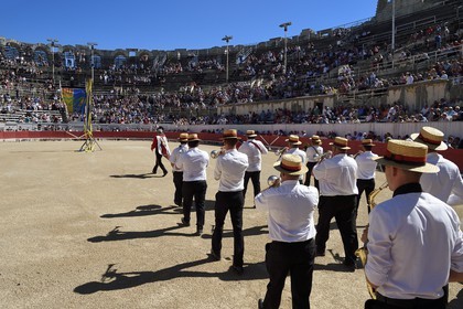 France, Bouches-du-Rhône (13), Arles, entrée de la fanfare pour la course camarguaise  de la Cocarde d'Or aux Arènes