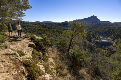 France, Bouches du Rhone, Aix en Provence, hikers on the Bibemus plateau, the Zola dam (Cézanne painted the Bathers series there) and the Sainte Victoire mountain in the background