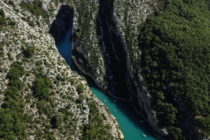 Var (83) rive gauche et Alpes-de-Haute-Provence (04) rive droite, Parc Naturel Régional du Verdon, les Gorges du Verdon débouchant sur le lac de Sainte Croix (vue aérienne)