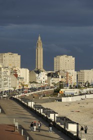 France, Seine-Maritime (76), Le Havre, classé Patrimoine Mondial de l'UNESCO, le coeur de la ville autour de la Tour Lanterne de l'église Saint-Joseph depuis Sainte-Adresse