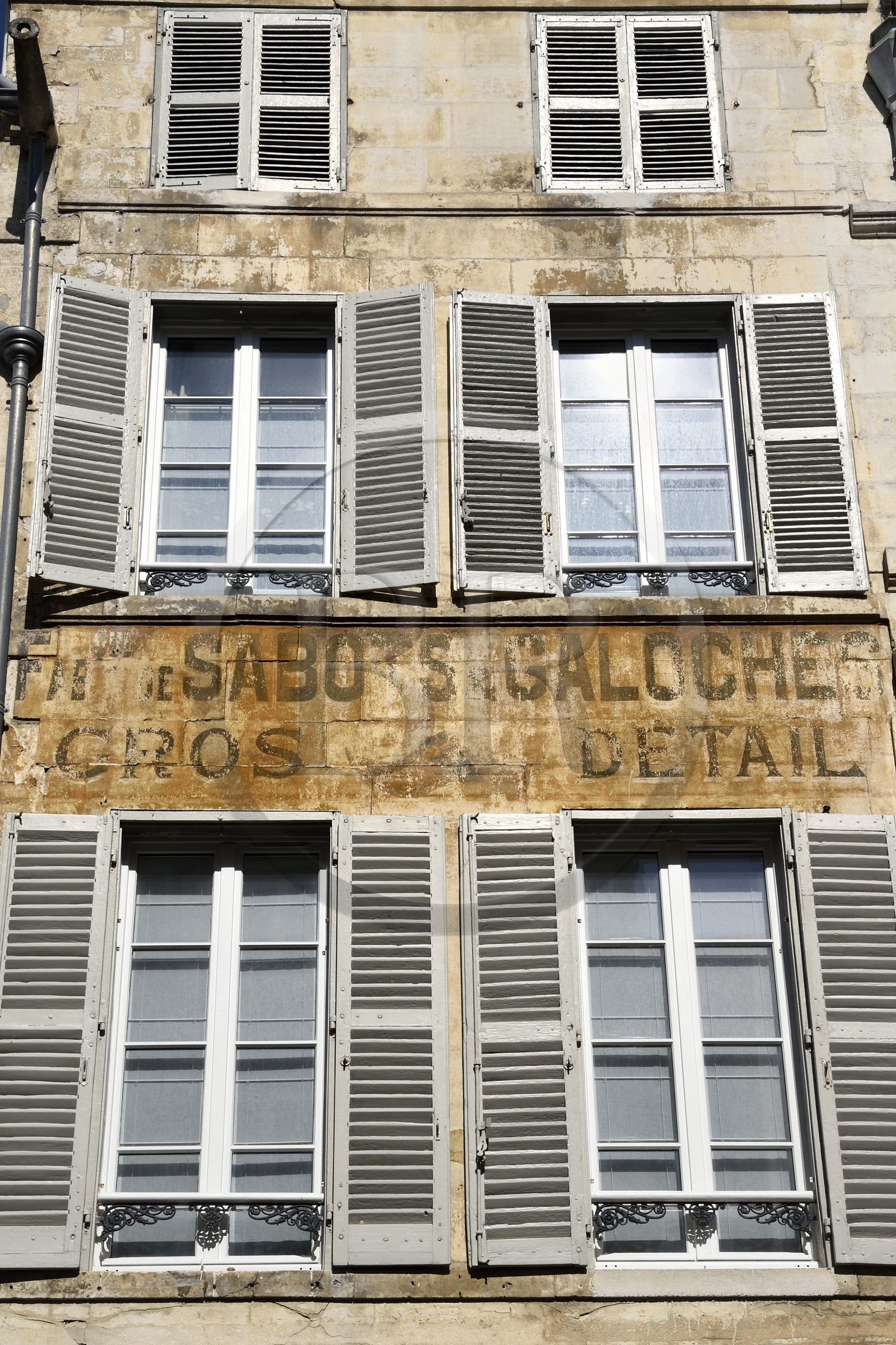 France, Charente-Maritime (17), La Rochelle, ancienne enseigne d'un magasin de sabots et galoches rue des Merciers