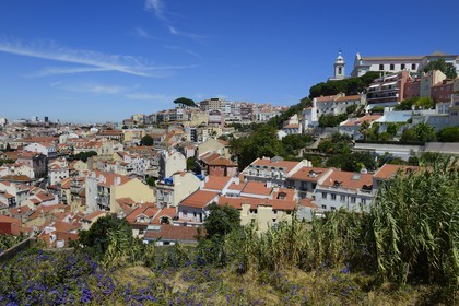Portugal, Lisbonne, quartier de l'Alfama, panorama sur la ville depuis le Castelo Sao Jorge (chateau Saint Georges), le Miradouro de Graça en arrière plan à droite