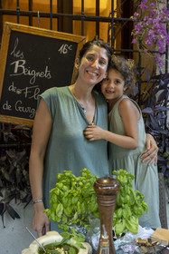 France, Alpes-Maritimes (06), Nice, restaurant Lou Balico spécialisé dans le basilic, Sara Issautier présente la préparation du pesto traditionnel