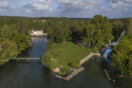 France, Charente-Maritime (17), Chaniers,  restaurant Le Moulin de la Baine, dans un moulin du XVIIe surplombant la Charente, à droite son bras navigable barré par une écluse (vue aérienne)