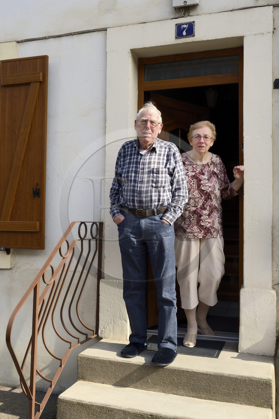 France, Moselle (57), Vallée de la Fensch, cité ouvrière de Knutange,l'ouvrier Raymond Pickard désormais à la retraite de l'usine et son épouse devant chez eux