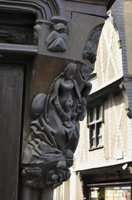 France, Indre et Loire (37), Tours, place Plumereau, maison à l'angle de la rue de la Monnaie