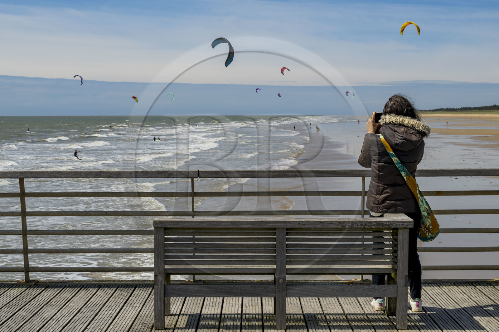 France, Vendée (85), Saint-Jean-de-Monts, kitesurf observé depuis l'estacade