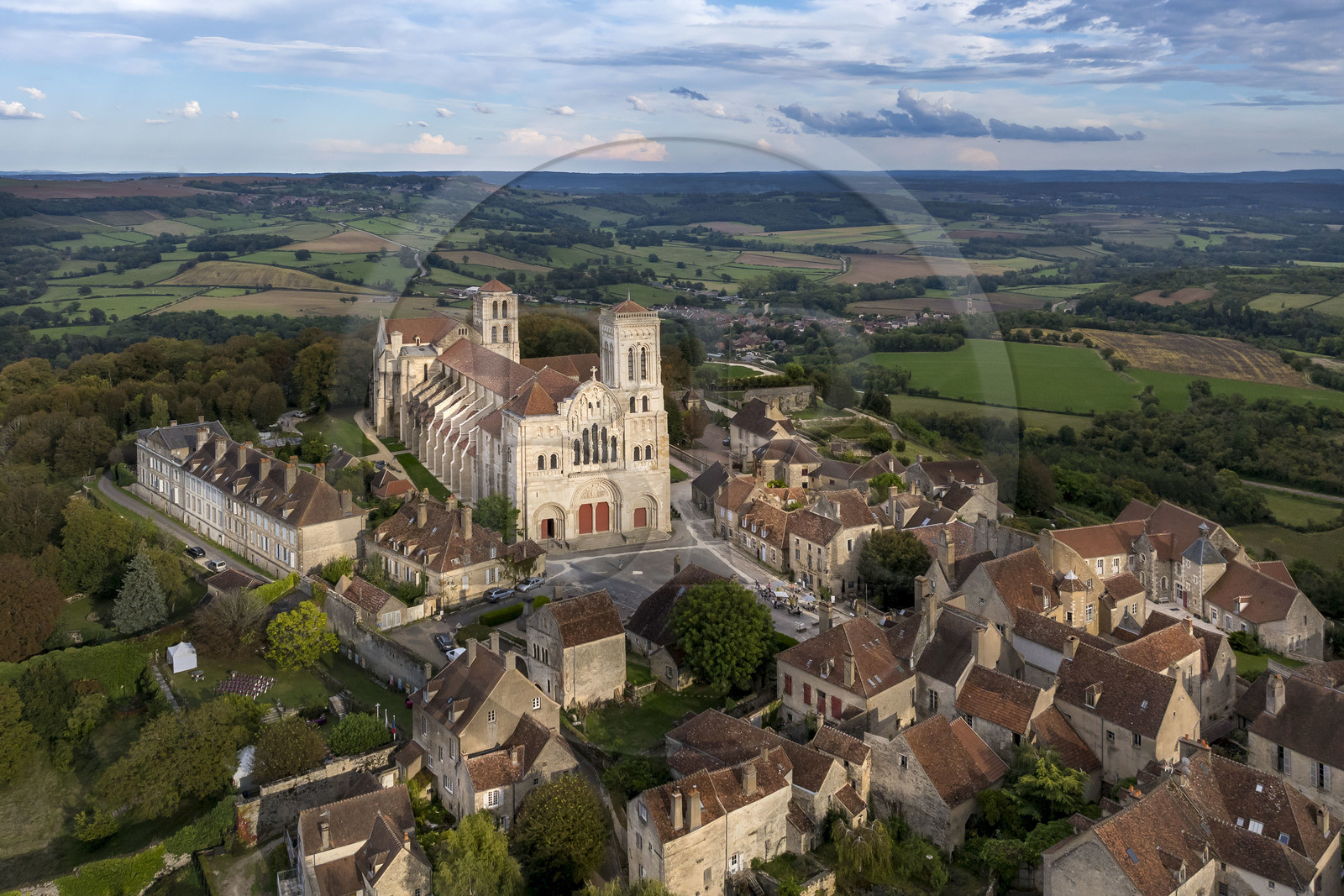 France, Yonne (89), parc naturel régional du Morvan, Vézelay, classé au Patrimoine Mondial de l'UNESCO, labellisé Les Plus Beaux Villages de France, point de départ de l'une des principales voies de pèlerinage de Saint-Jacques-de-Compostelle, la colline et la basilique Sainte-Marie-Madeleine (vue aérienne)