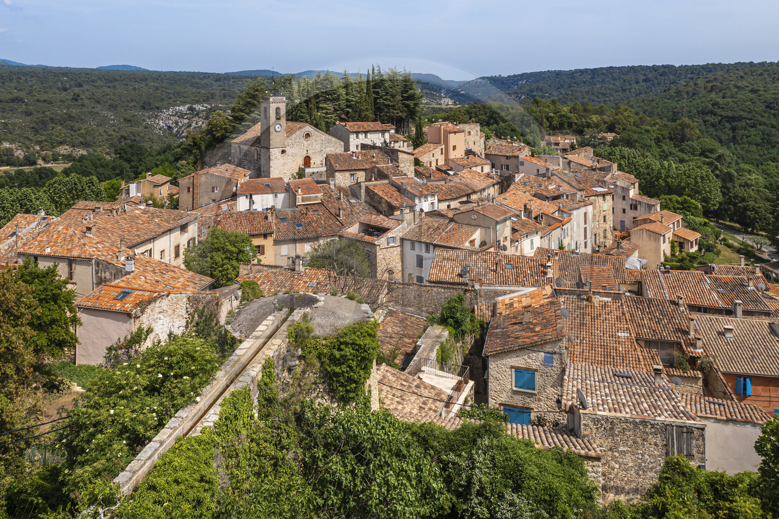 France, Var (83), Dracénie, Ampus et l'aqueduc du Claret (vue aérienne)
