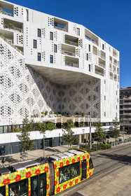 France, Hérault (34), Montpellier, immeuble le Belaroïa regroupant un hotel 4 étoiles le Golden Tulip, un hotel 3 étoiles le Campanile, un restaurant bistronomique Chez Delagare, un bar à cocktail Nectar Cocktail Club, un business center et des appartements privés