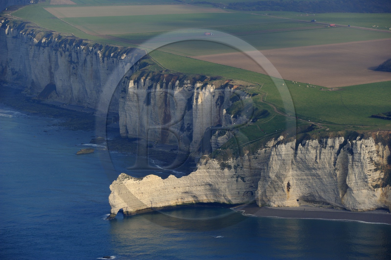 France, Seine-Maritime (76), Etretat, la falaise d'Amont (vue aérienne)