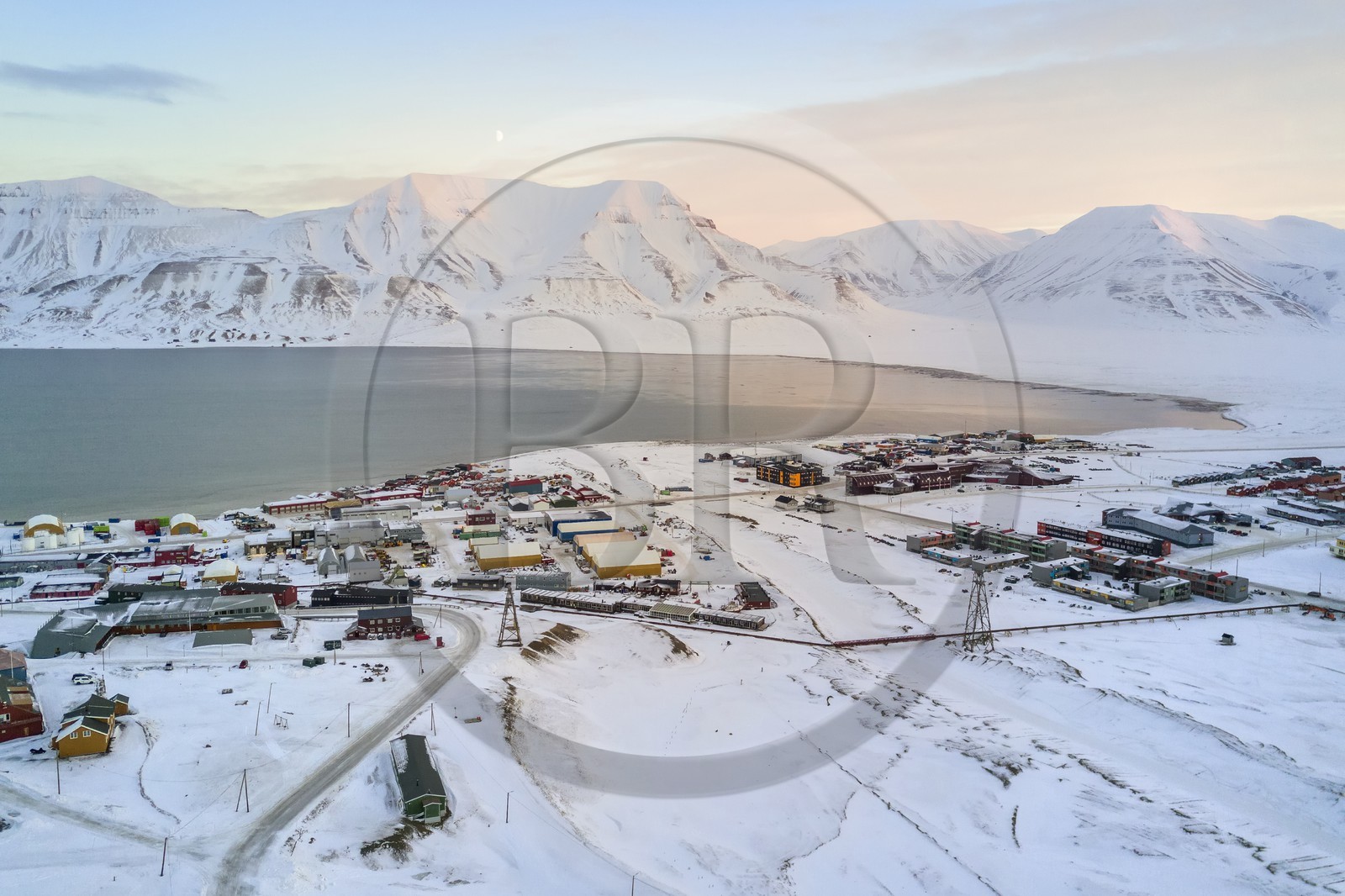 Norvège, Svalbard, Spitzberg, la ville de Longyearbyen en bordure de l'Adventfjorden (vue aérienne)