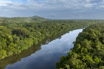 France, Guyane, Kourou, Camp Maripas, le fleuve Kourou traversant la forêt tropicale et la montagne des Singes (161 mètres d'altitude) en arrière plan (vue aérienne)