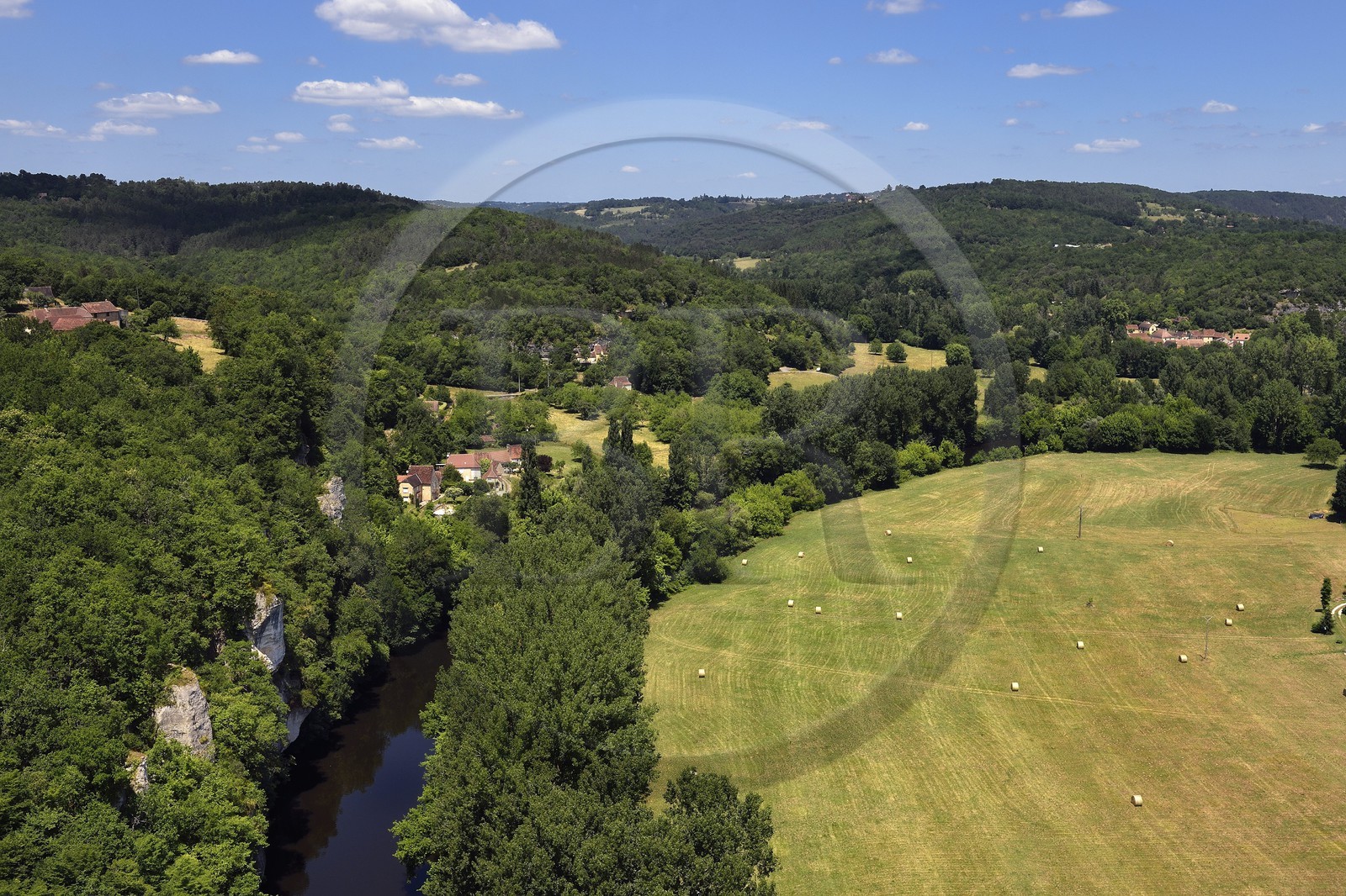 France, Dordogne (24), Périgord Noir, vallée de la Vézère à Peyzac-le-Moustier, la rivière Vézère (vue aérienne)