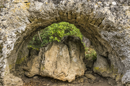 France, Gard (30), Vers-Pont-du-Gard, vestiges de l'aqueduc romain de plus de 52 km de longueur qui amenait l'eau de la Fontaine d'Eure au pied d'Uzès jusqu'à Nimes en passant sur le Pont du Gard, concrétions calcaires déposées au fil des années par les fuites d'eau de l'aqueduc