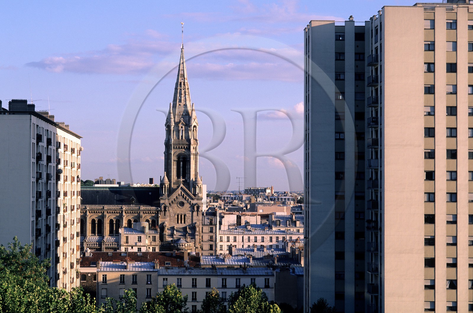 France, Paris 20ème (75), église Notre-Dame-de-la-Croix et HLM à Ménilmontant