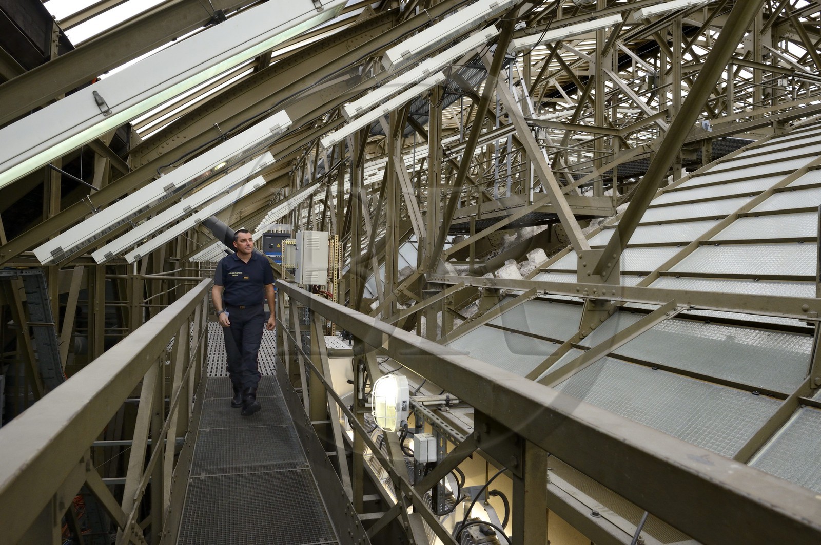 France, Paris (75), musée d'Orsay, le pompier adjudant-chef Xavier Trémeau dans les combles aussi appelées double peau au dessus de l'ancienne gare